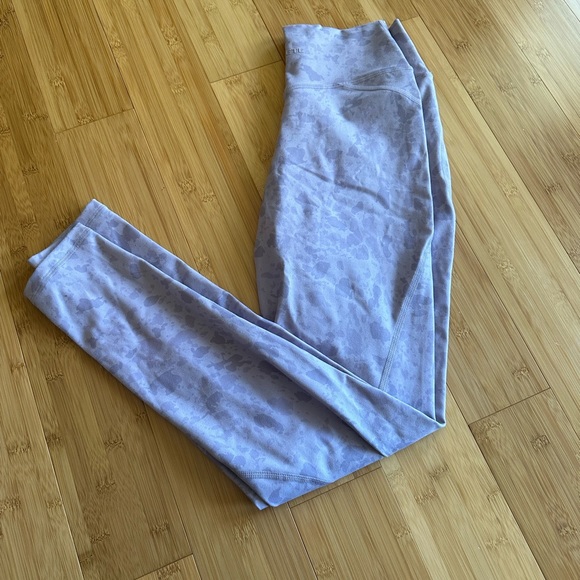 Alphalete Pants - 💜🤍 Alphalete Surface Pebble Print Set - Misty Lilac